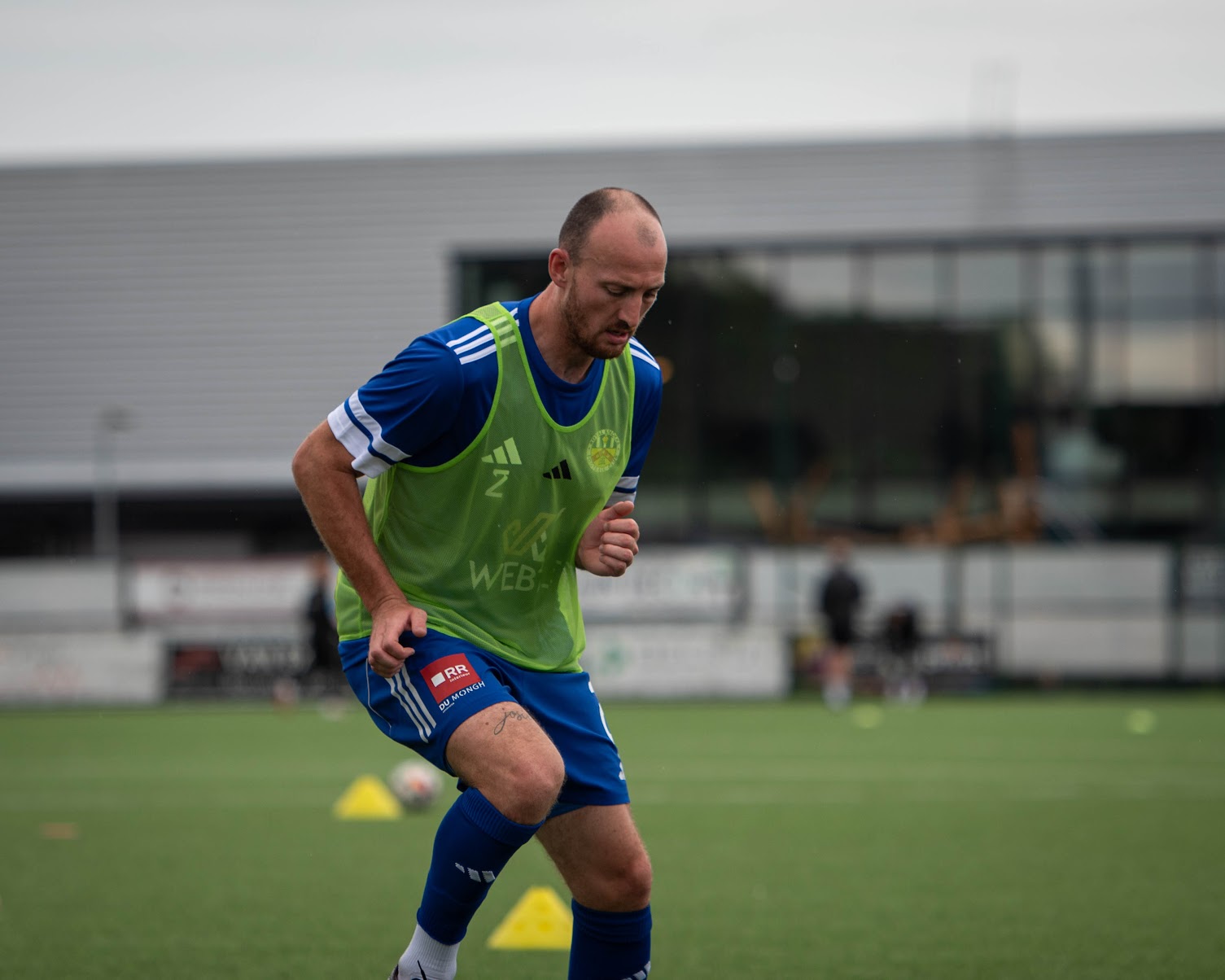 No reproduction without credits