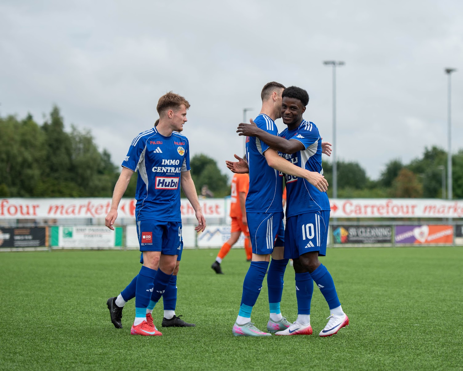 No reproduction without credits